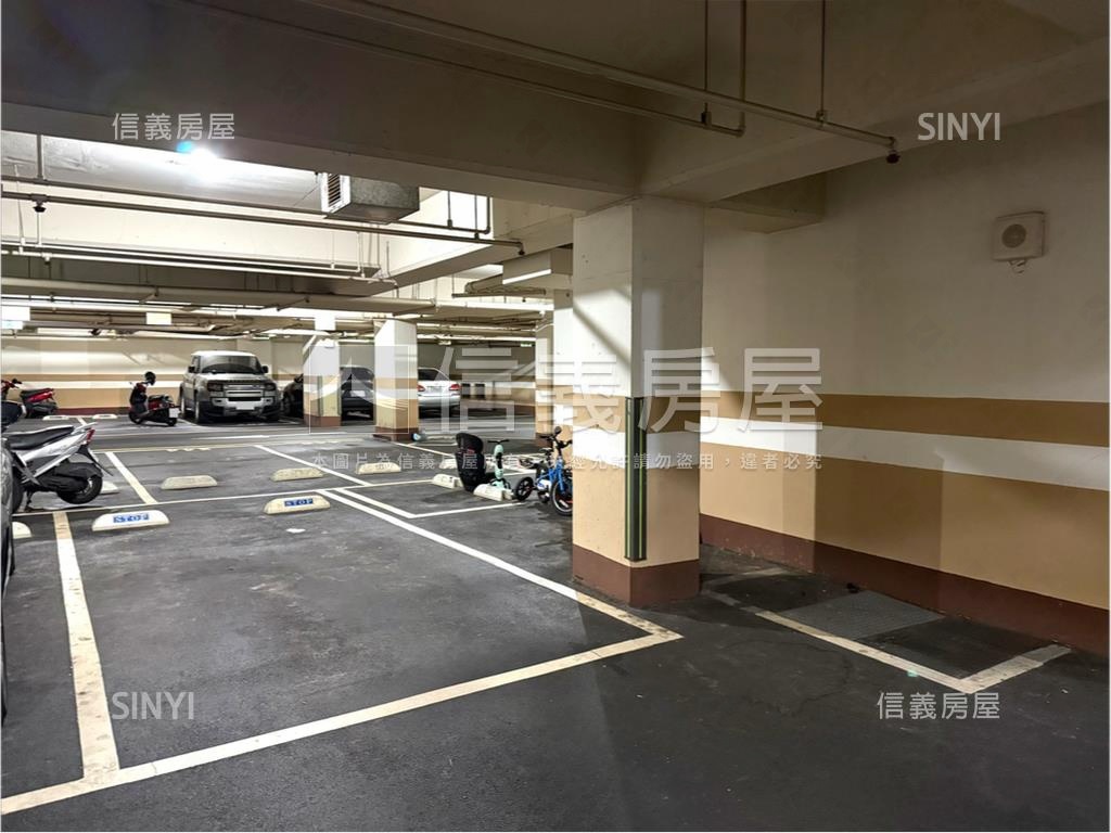 專任藝文竹城箱根三房車位房屋室內格局與周邊環境