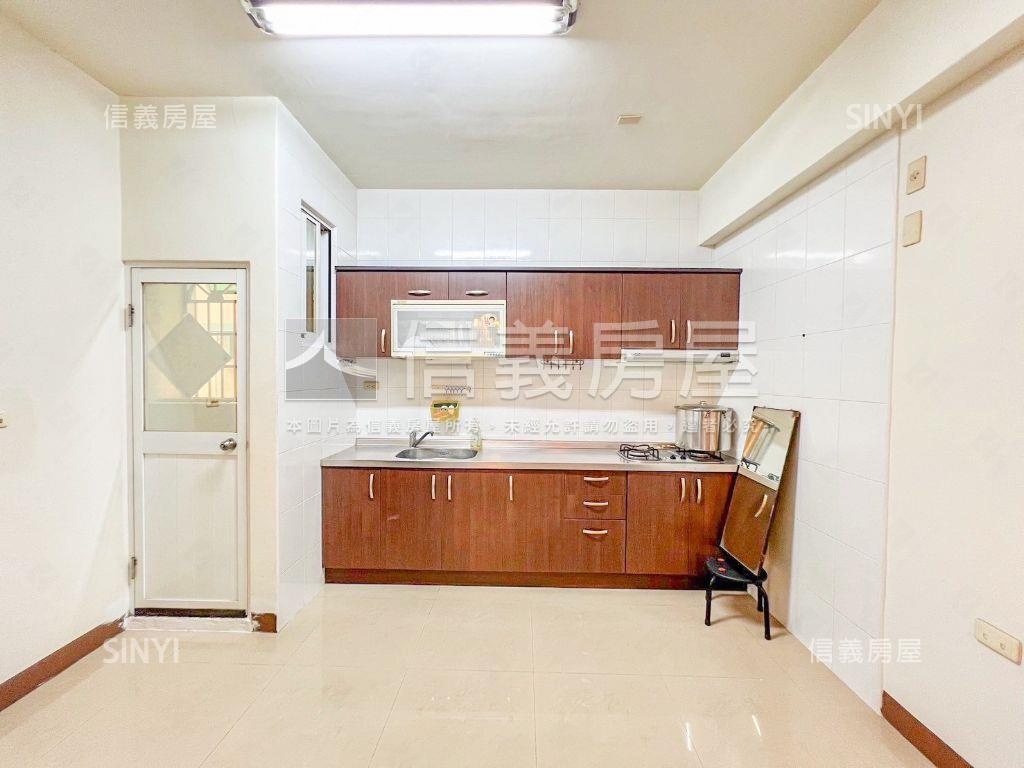 大地坪屋況佳車庫雙透天房屋室內格局與周邊環境