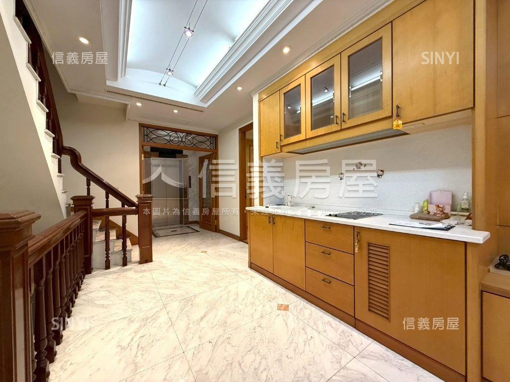近永華台邦大面寬層峰豪邸房屋室內格局與周邊環境