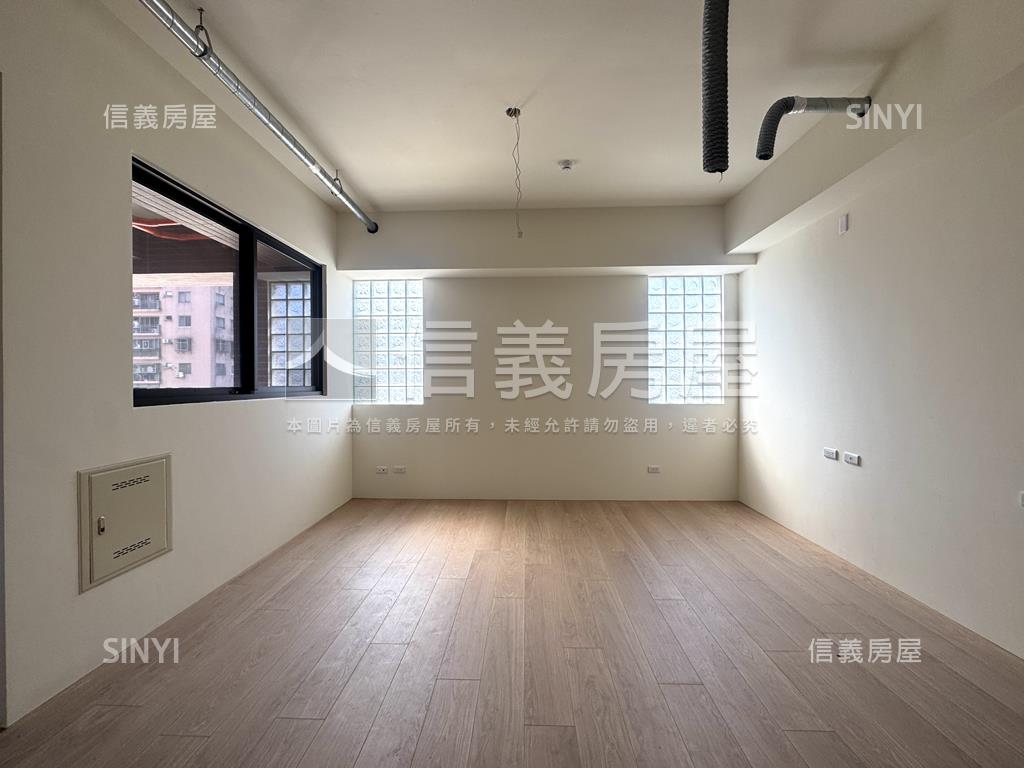 近巨城綠盛世採光三房車位房屋室內格局與周邊環境