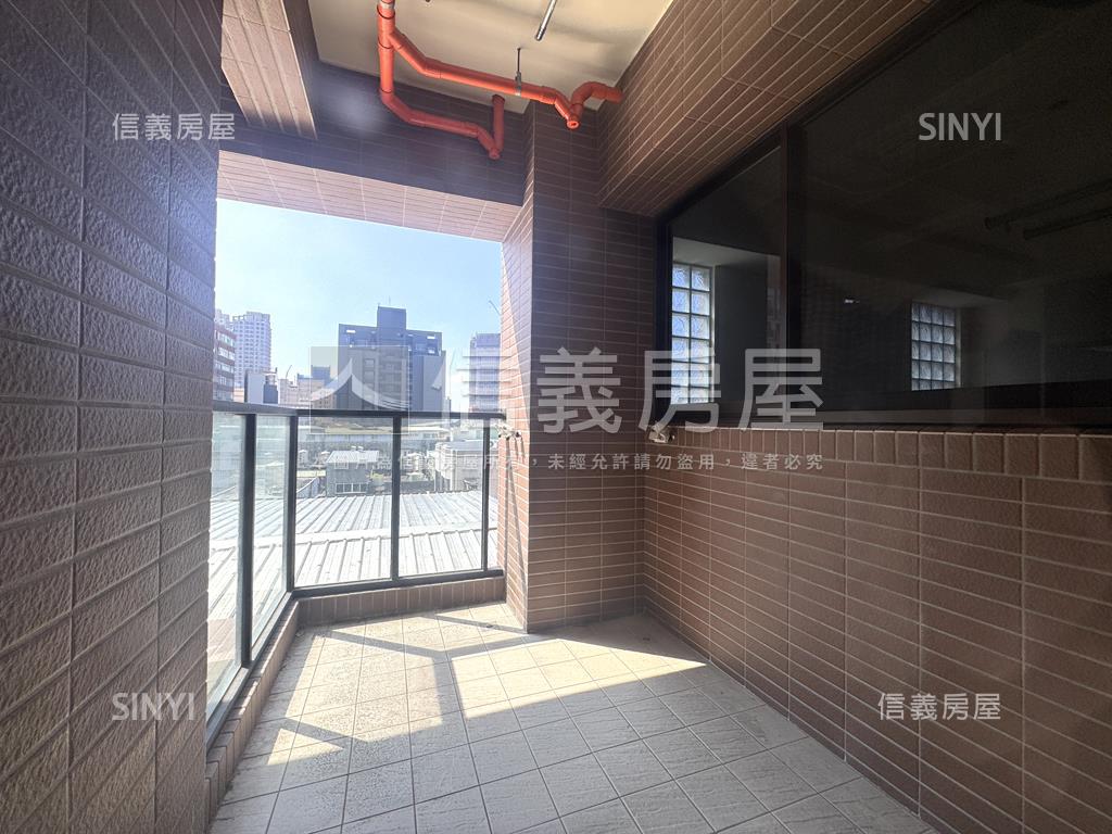 近巨城綠盛世採光三房車位房屋室內格局與周邊環境