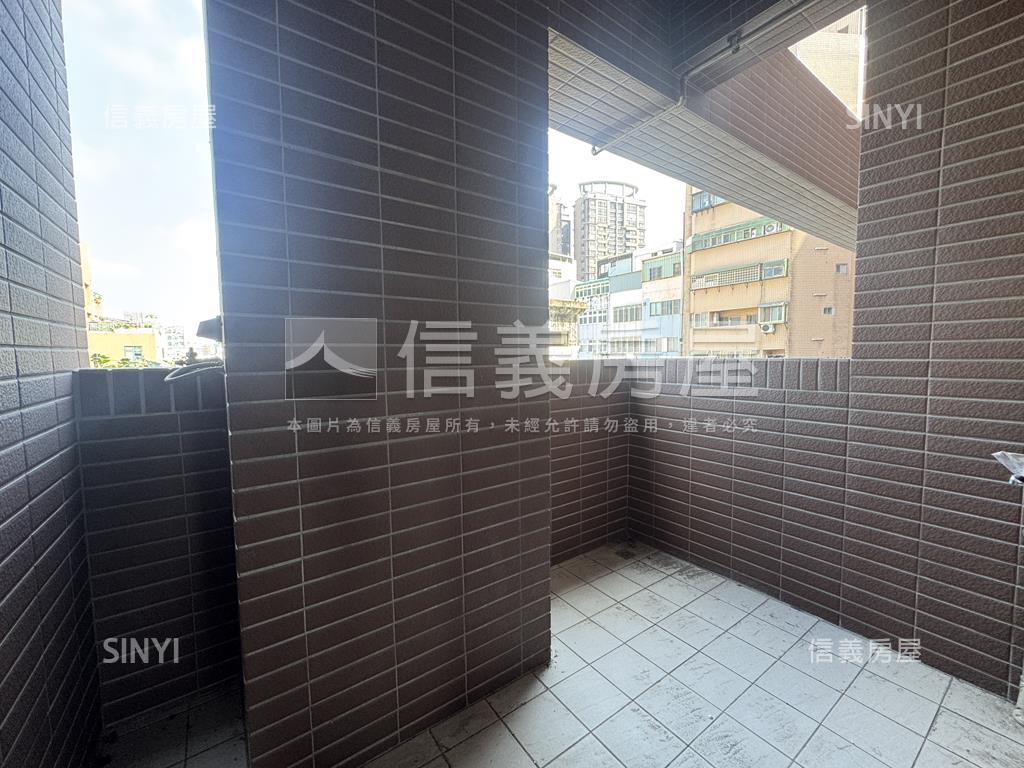 近巨城綠盛世採光三房車位房屋室內格局與周邊環境