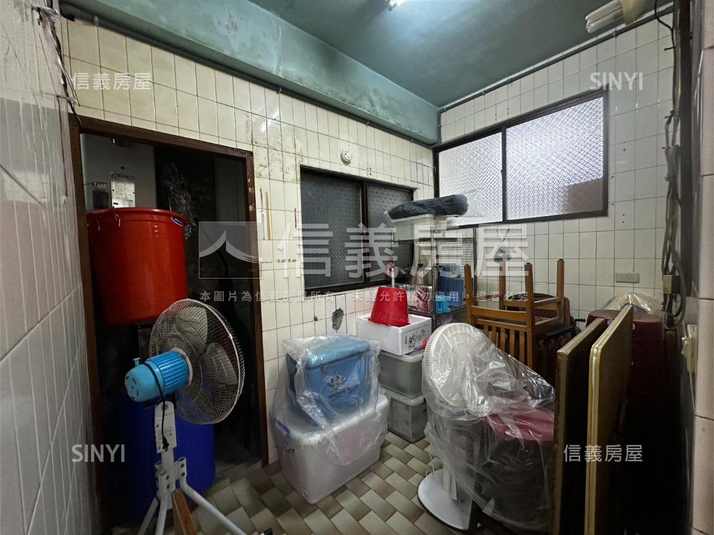 近巨城公寓一樓房屋室內格局與周邊環境