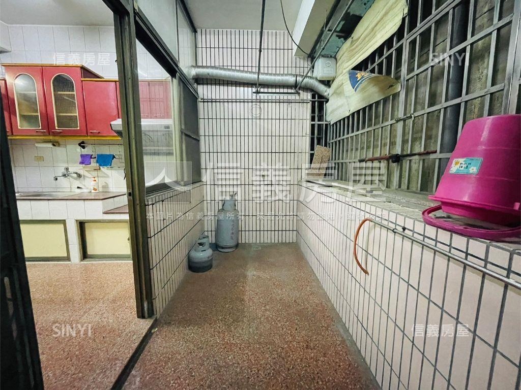 瑞隆東路熱鬧人潮金店面房屋室內格局與周邊環境
