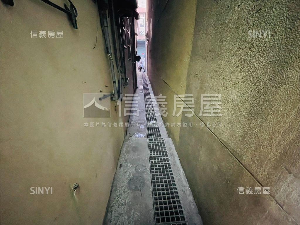 瑞隆東路熱鬧人潮金店面房屋室內格局與周邊環境