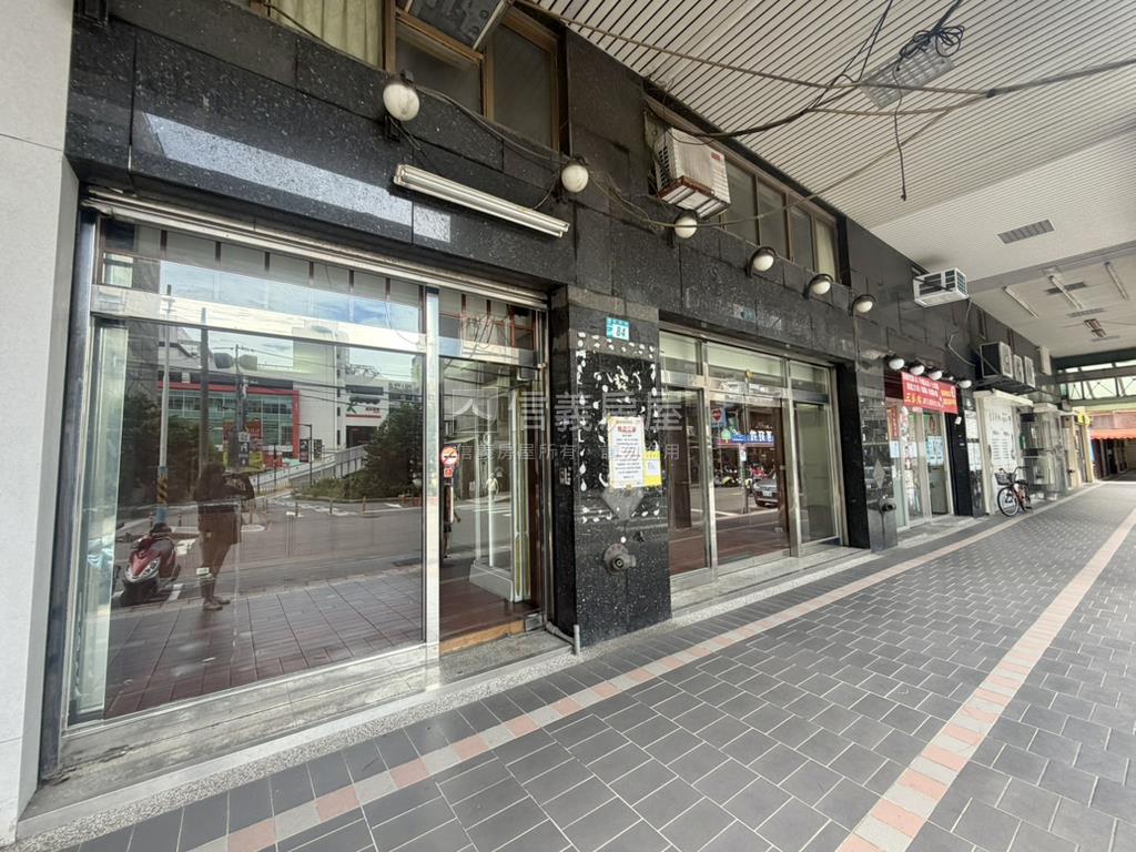 亞東通訊園區黃金挑高店面房屋室內格局與周邊環境