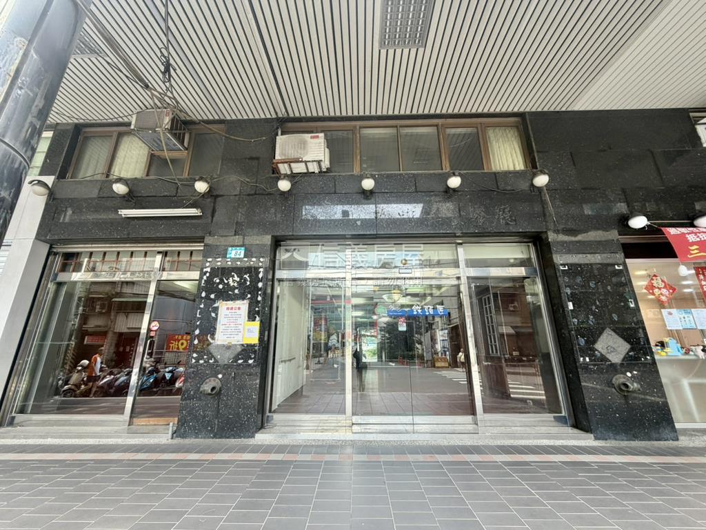 亞東通訊園區黃金挑高店面房屋室內格局與周邊環境