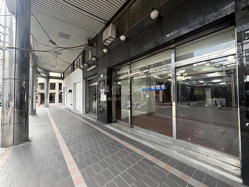 亞東通訊園區黃金挑高店面房屋室內格局與周邊環境
