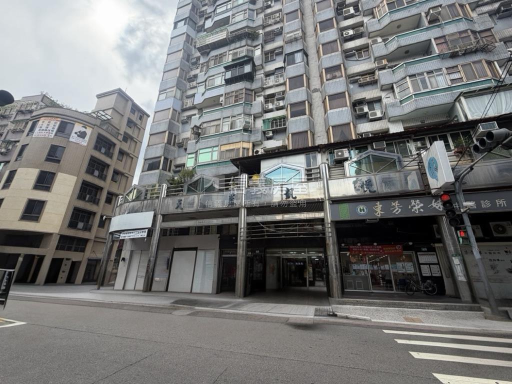 亞東通訊園區黃金挑高店面房屋室內格局與周邊環境