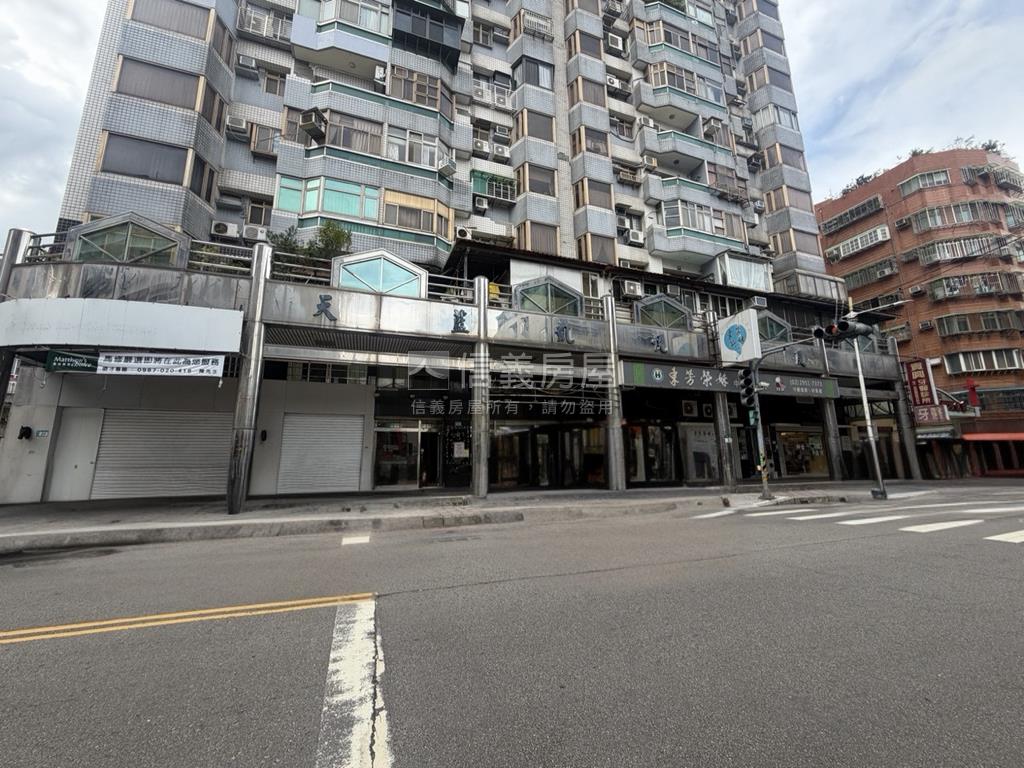 亞東通訊園區黃金挑高店面房屋室內格局與周邊環境