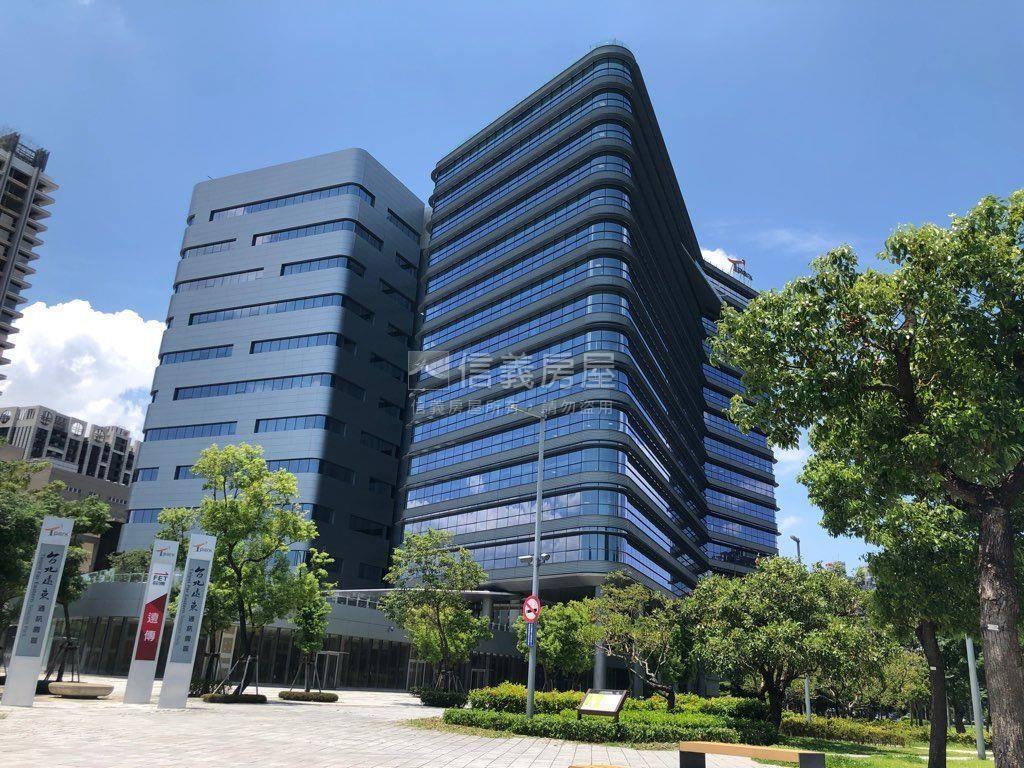 亞東通訊園區黃金挑高店面房屋室內格局與周邊環境