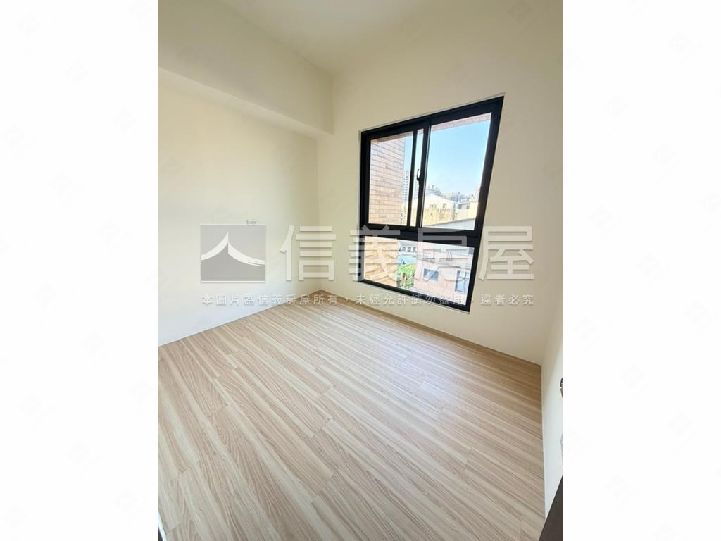 全新三房平車屋主想賣了房屋室內格局與周邊環境