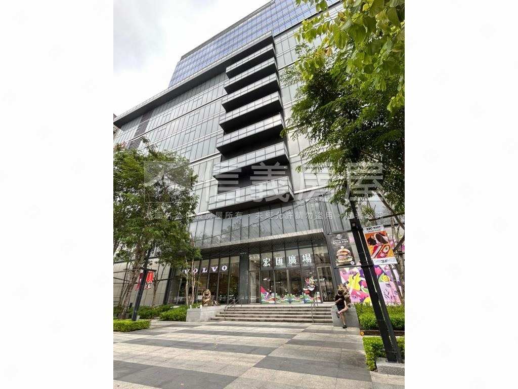 新中泰博市方正三房車位房屋室內格局與周邊環境