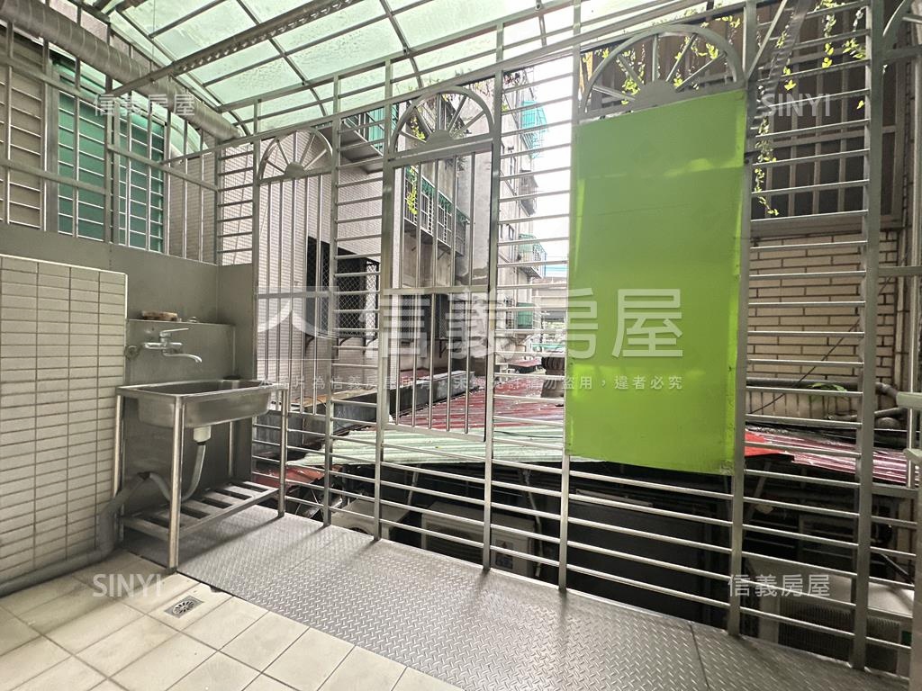 捷運五房電梯車位近公園房屋室內格局與周邊環境