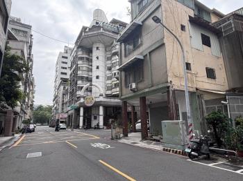 近雄商正街有騎樓美透店