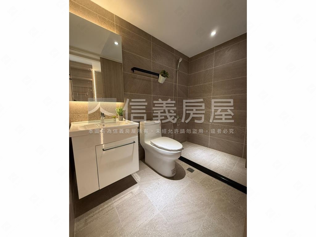 第一站挑高全新裝潢房屋室內格局與周邊環境