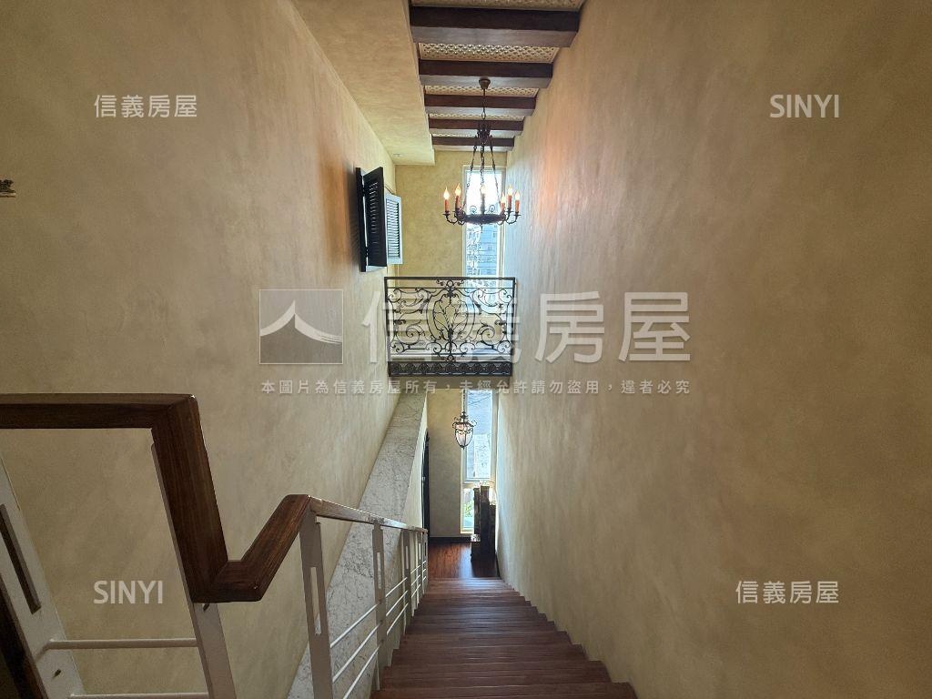 仁武邊間歐式美學雙車墅房屋室內格局與周邊環境