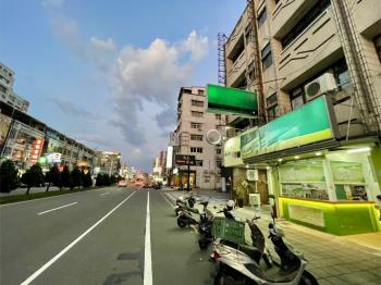 近嘉義車站臨路顯眼店面