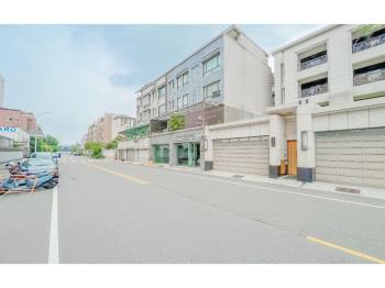 １１期朝南臨路雙車位透店