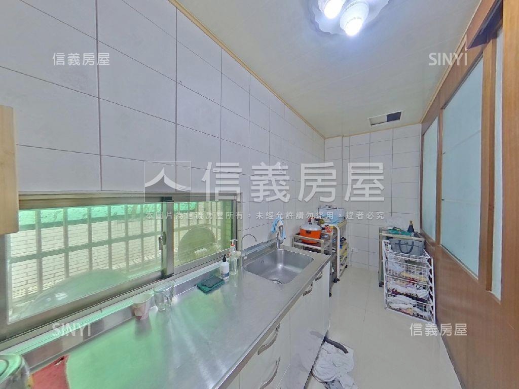 山峰重劃區邊間大面寬別墅房屋室內格局與周邊環境
