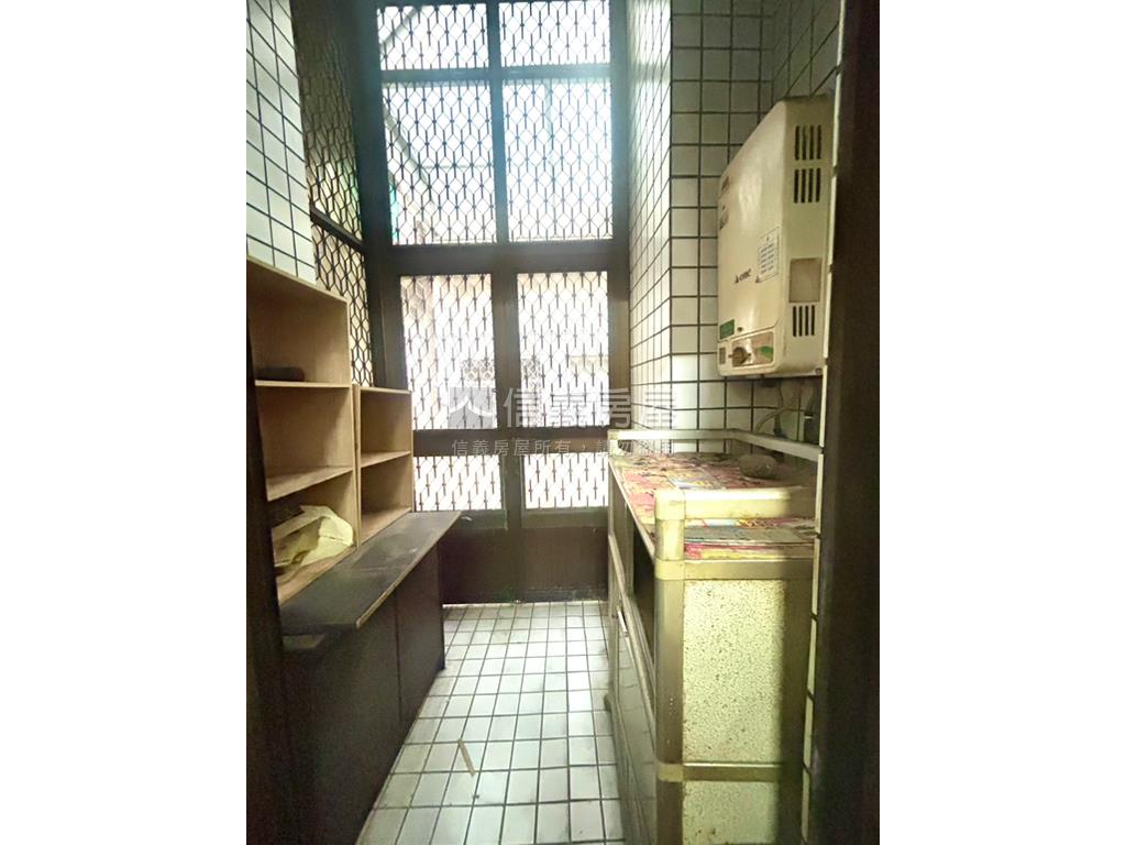 挑高方正一樓附車位房屋室內格局與周邊環境