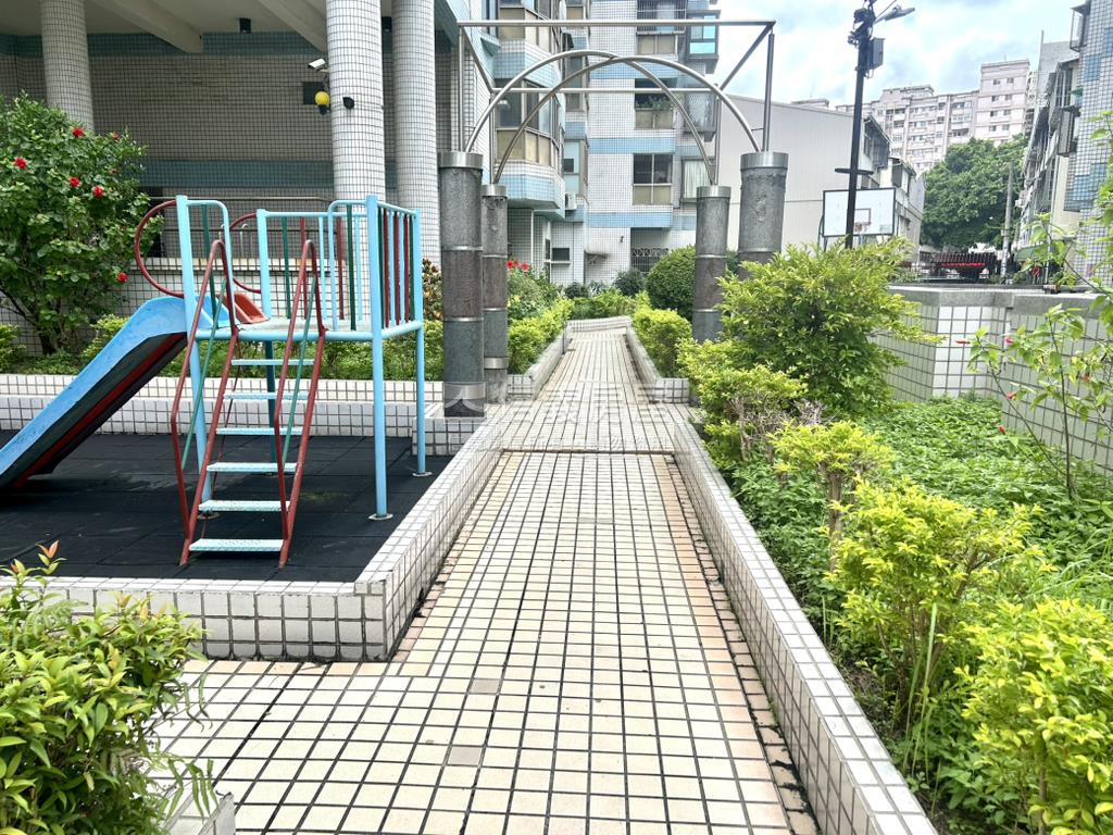 挑高方正一樓附車位房屋室內格局與周邊環境