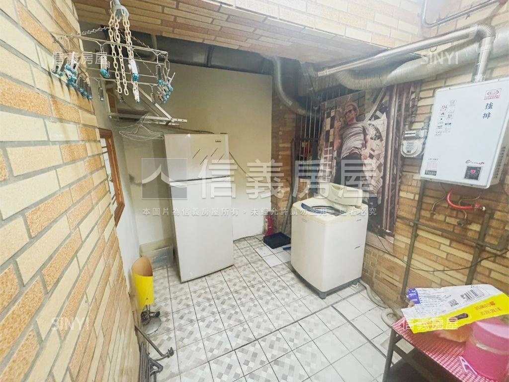 近交流道國中小兩房露台戶房屋室內格局與周邊環境