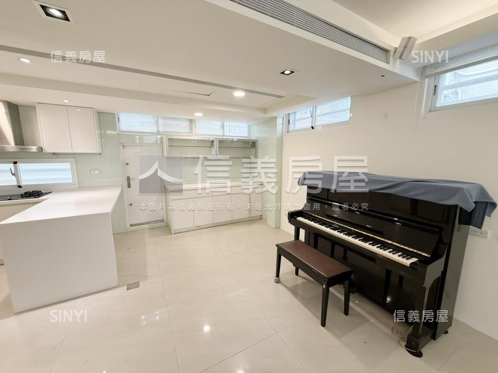 唭哩岸｜邊間日光墅房屋室內格局與周邊環境