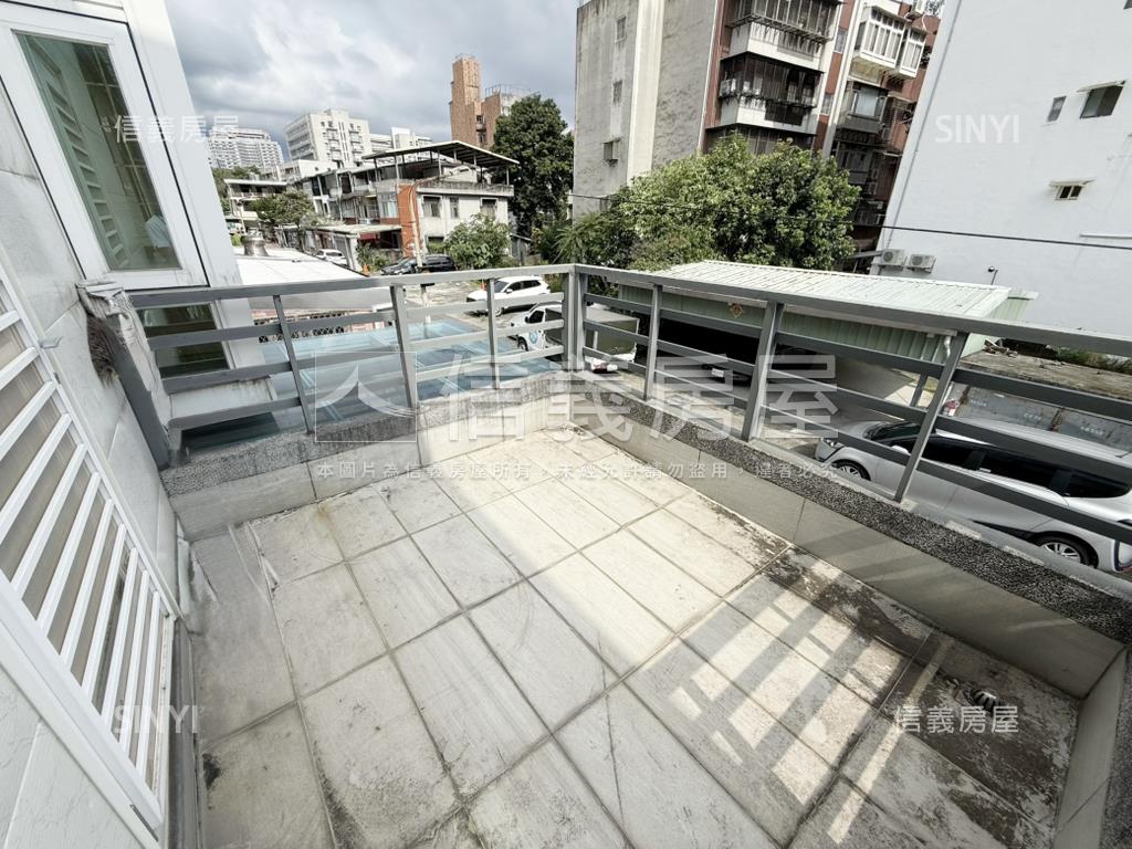 唭哩岸｜邊間日光墅房屋室內格局與周邊環境