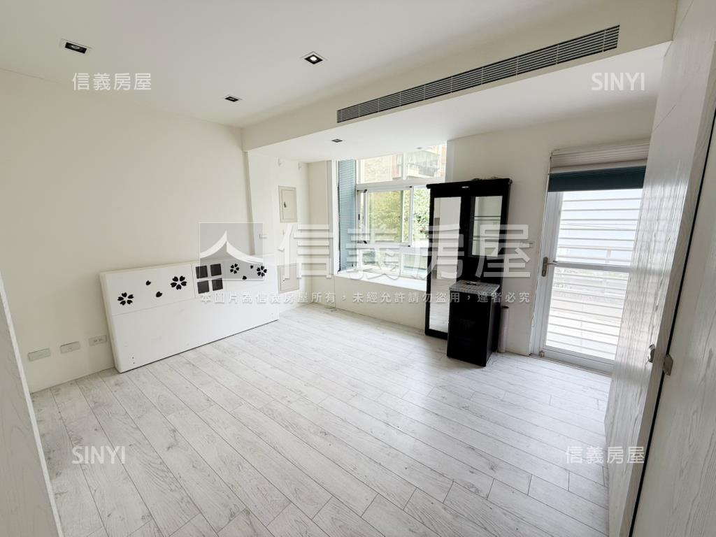 唭哩岸｜邊間日光墅房屋室內格局與周邊環境