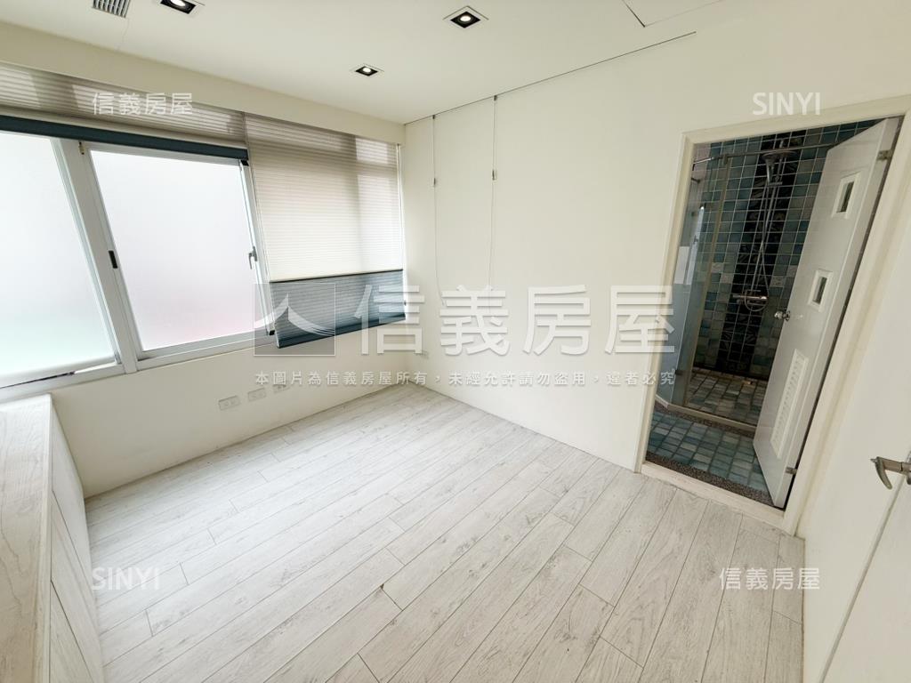 唭哩岸｜邊間日光墅房屋室內格局與周邊環境
