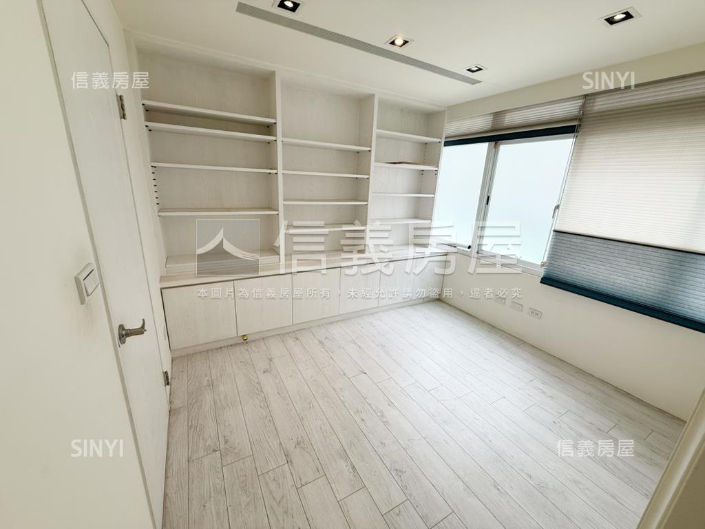 唭哩岸｜邊間日光墅房屋室內格局與周邊環境