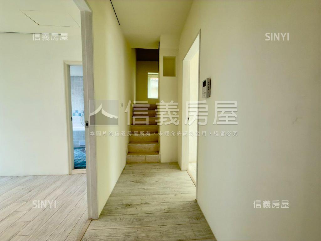 唭哩岸｜邊間日光墅房屋室內格局與周邊環境