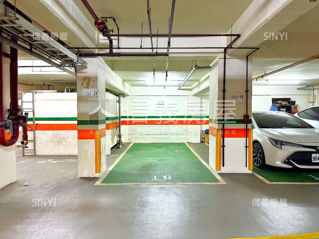 稀有南港重劃露臺三房車位房屋室內格局與周邊環境