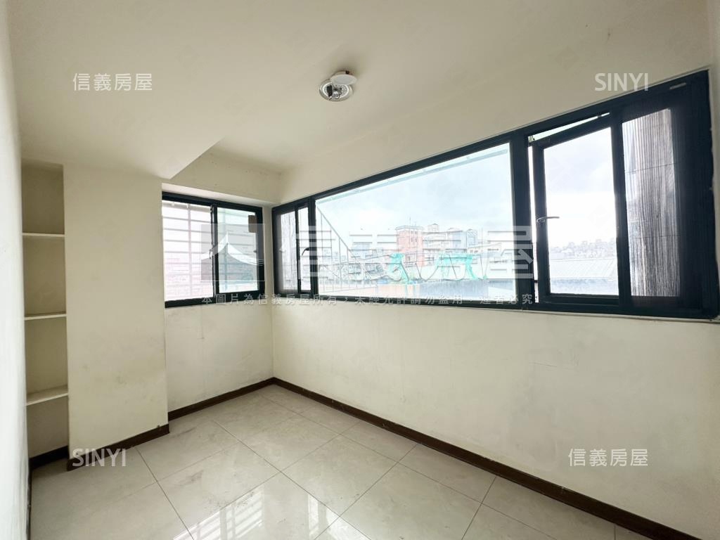 近Ｙ２２大空間４房車位房屋室內格局與周邊環境