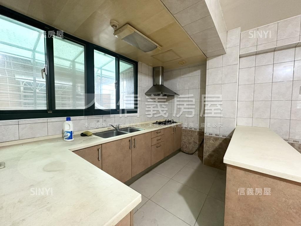 近Ｙ２２大空間４房車位房屋室內格局與周邊環境