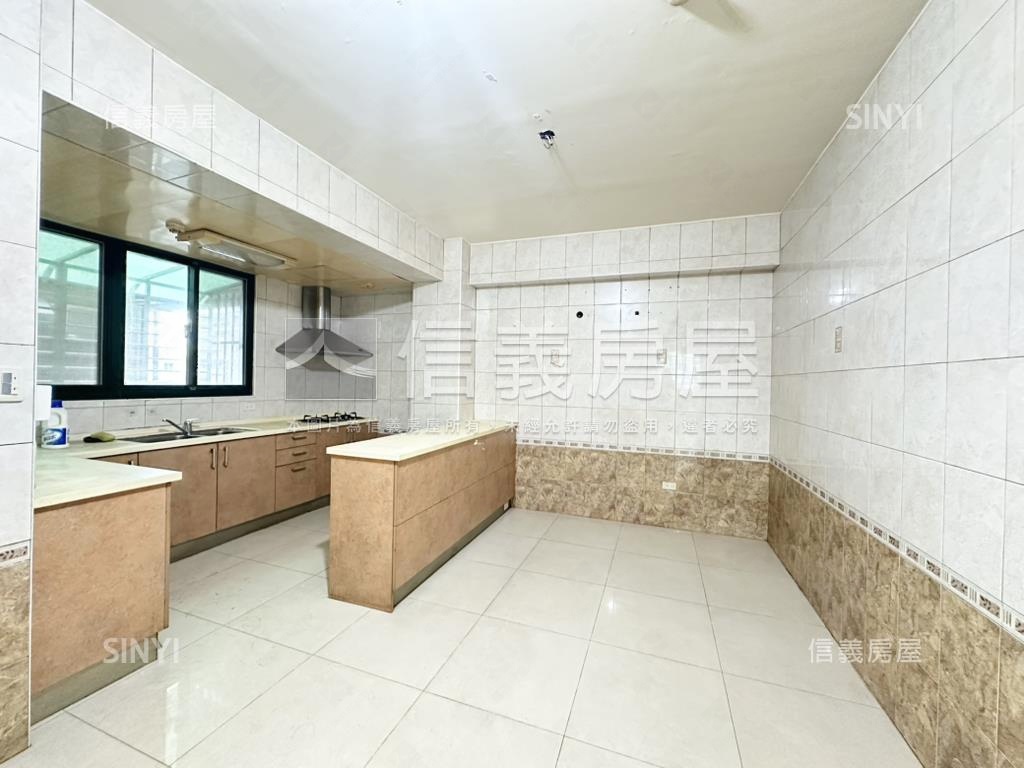 近Ｙ２２大空間４房車位房屋室內格局與周邊環境