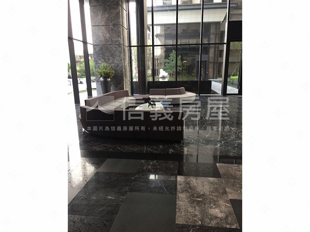 典藏世界島四房雙坡平車位房屋室內格局與周邊環境