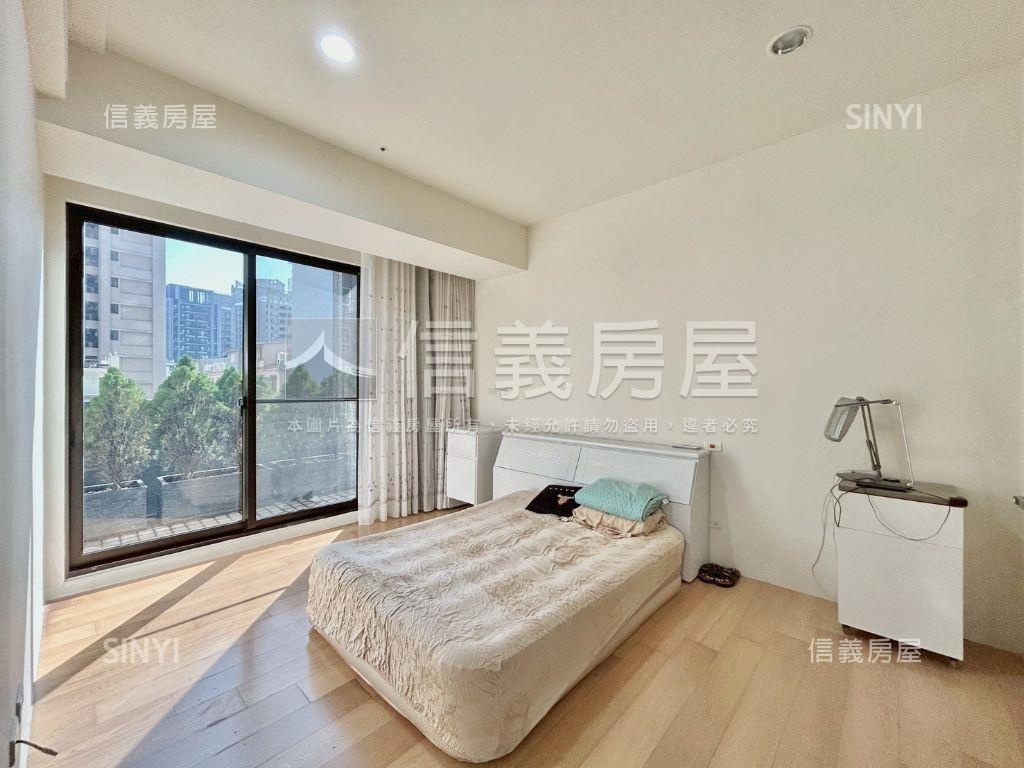 典藏世界島四房雙坡平車位房屋室內格局與周邊環境