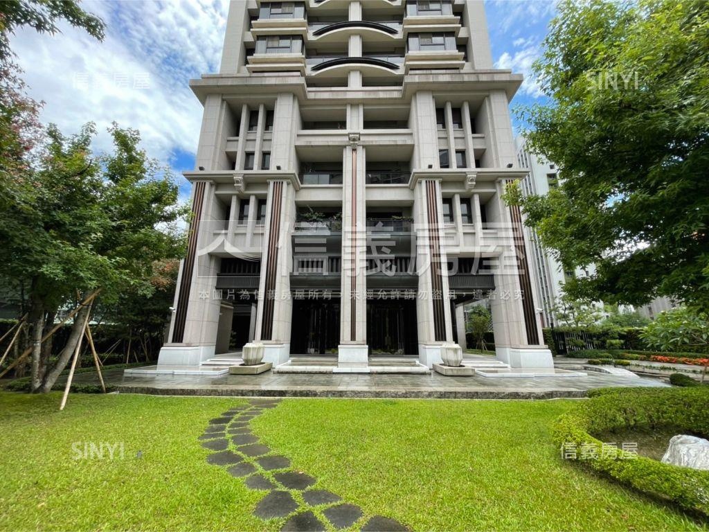 專任中港層峰次頂樓面七期房屋室內格局與周邊環境