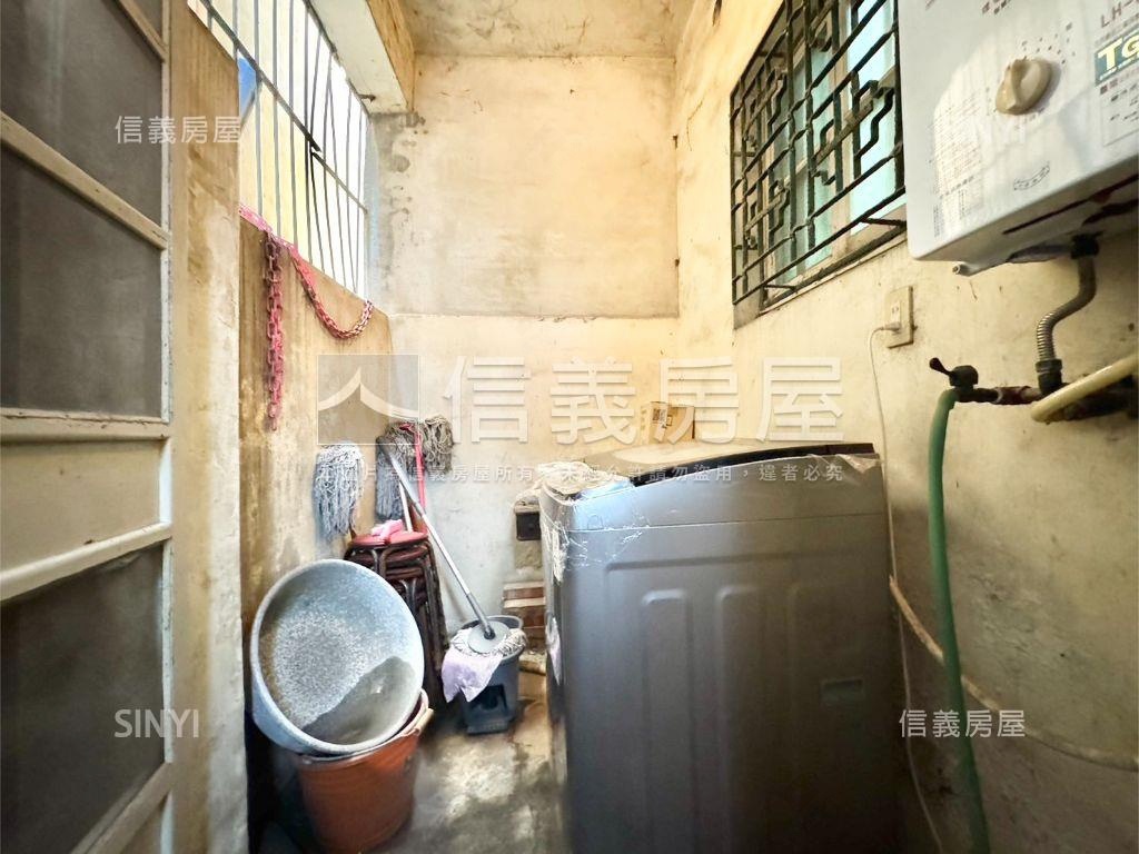 建華國中旁。大面寬美透天房屋室內格局與周邊環境