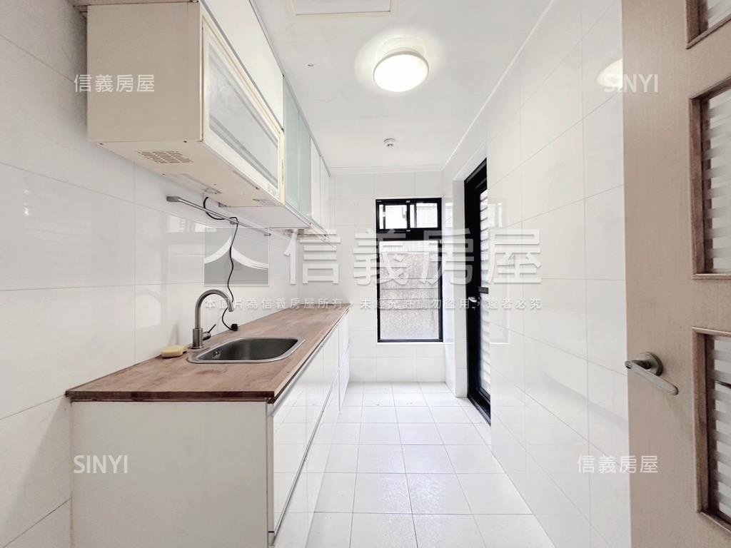 近家樂福竹城一樓庭院戶房屋室內格局與周邊環境