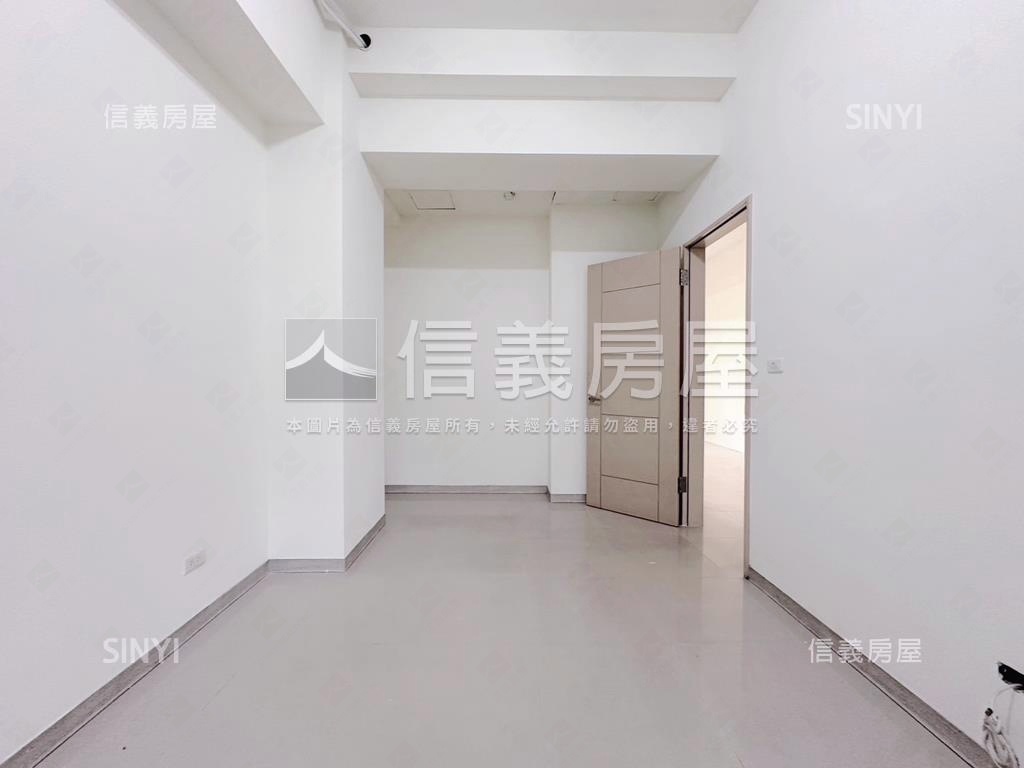 近家樂福竹城一樓庭院戶房屋室內格局與周邊環境