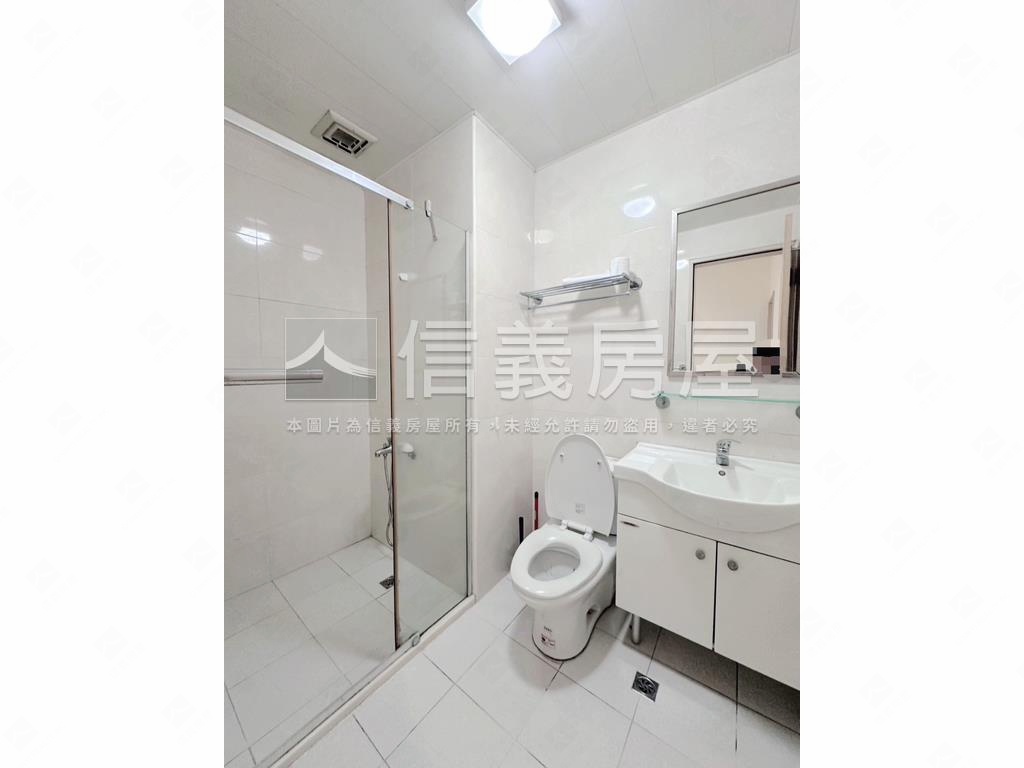 近家樂福竹城一樓庭院戶房屋室內格局與周邊環境