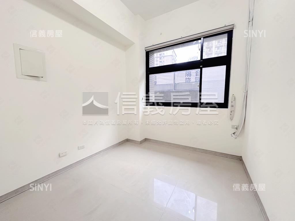 近家樂福竹城一樓庭院戶房屋室內格局與周邊環境