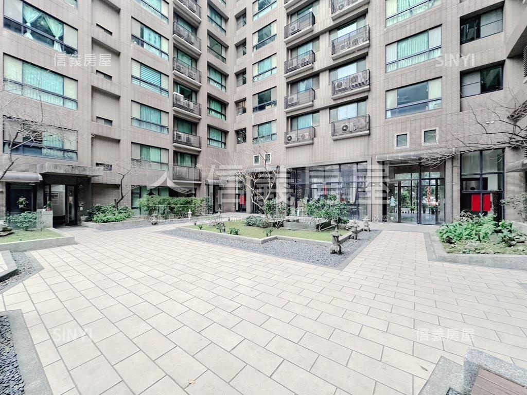 近家樂福竹城一樓庭院戶房屋室內格局與周邊環境