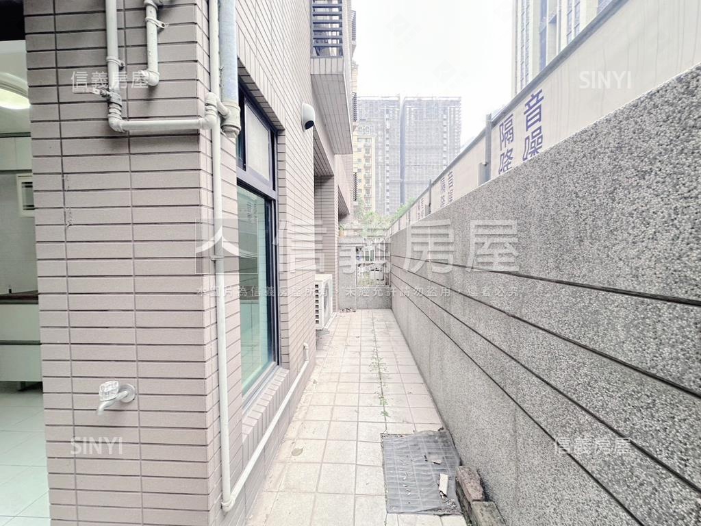 近家樂福竹城一樓庭院戶房屋室內格局與周邊環境