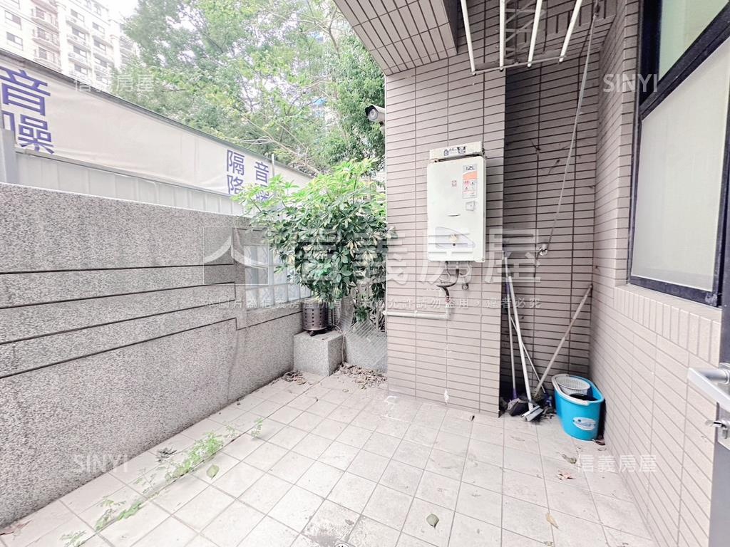 近家樂福竹城一樓庭院戶房屋室內格局與周邊環境