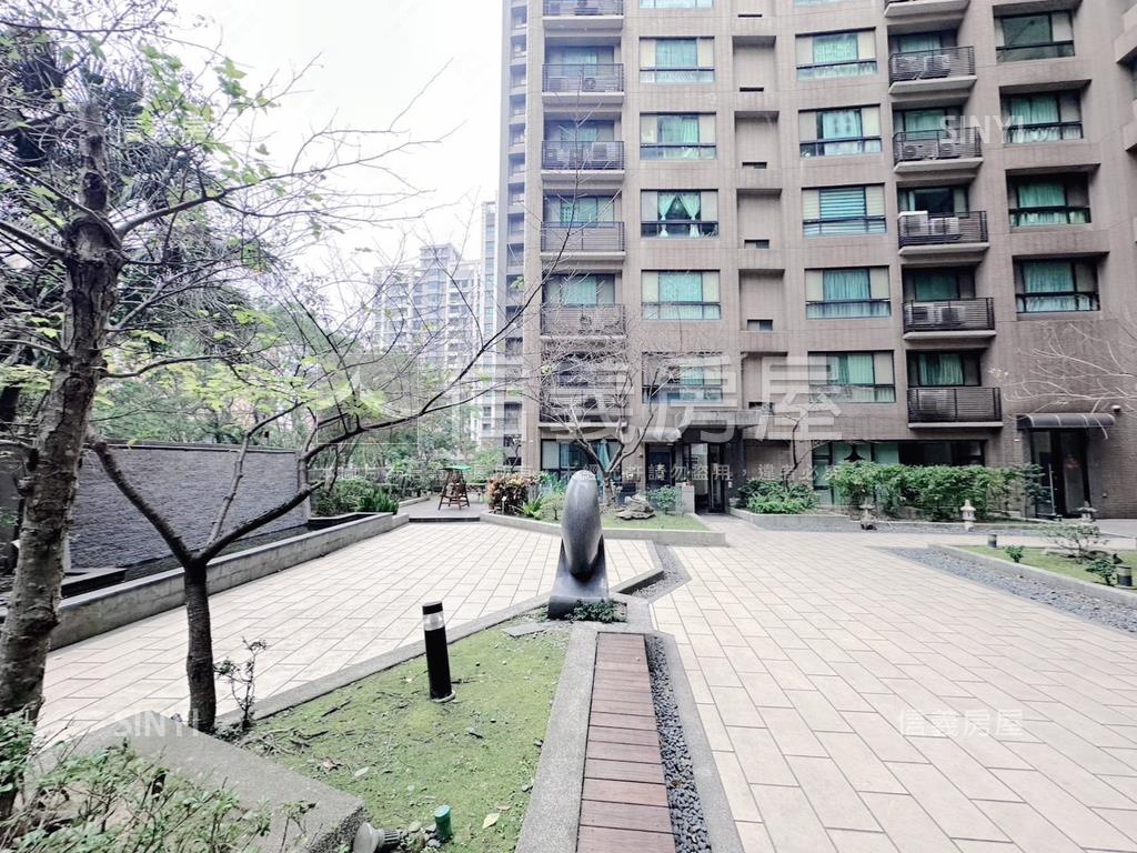 近家樂福竹城一樓庭院戶房屋室內格局與周邊環境