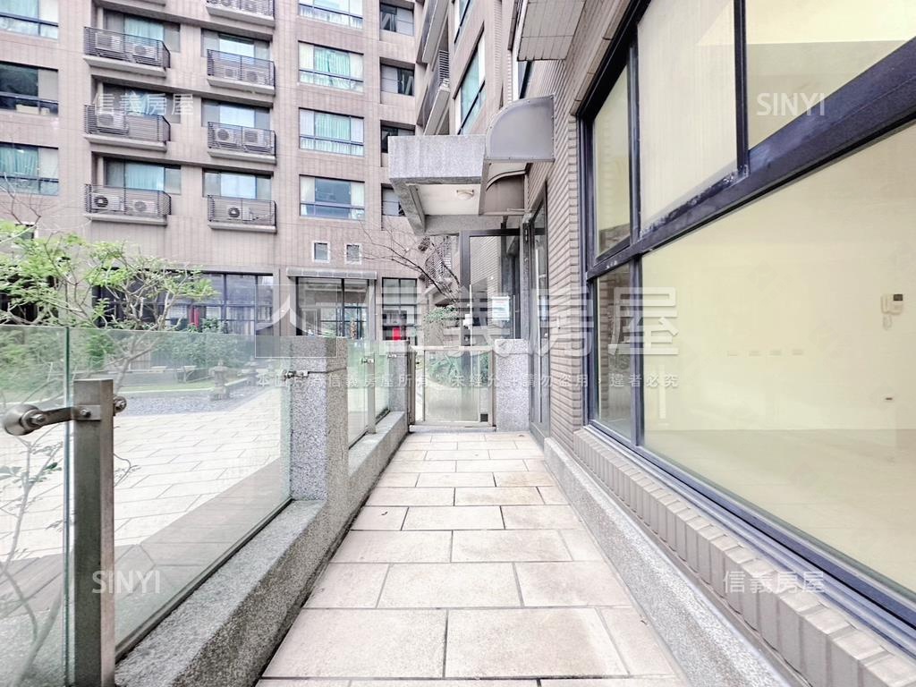 近家樂福竹城一樓庭院戶房屋室內格局與周邊環境